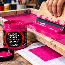45212_PinturaSerigraficaSpeedballFlex236ml-fucsia_uso_06.webp