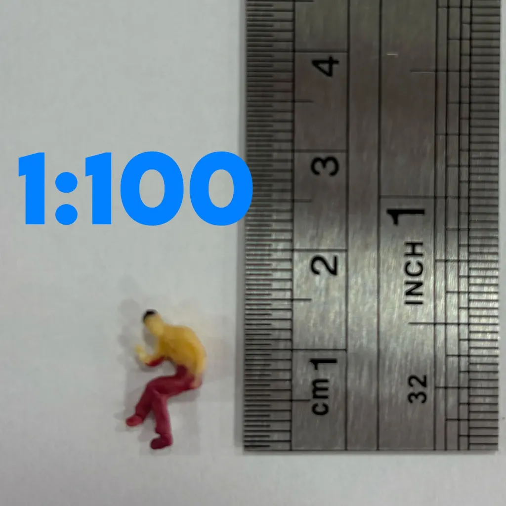 [FIES01100COSENTADAS] Figura a escala 1:100 solo sentadas Colores (1 ud)