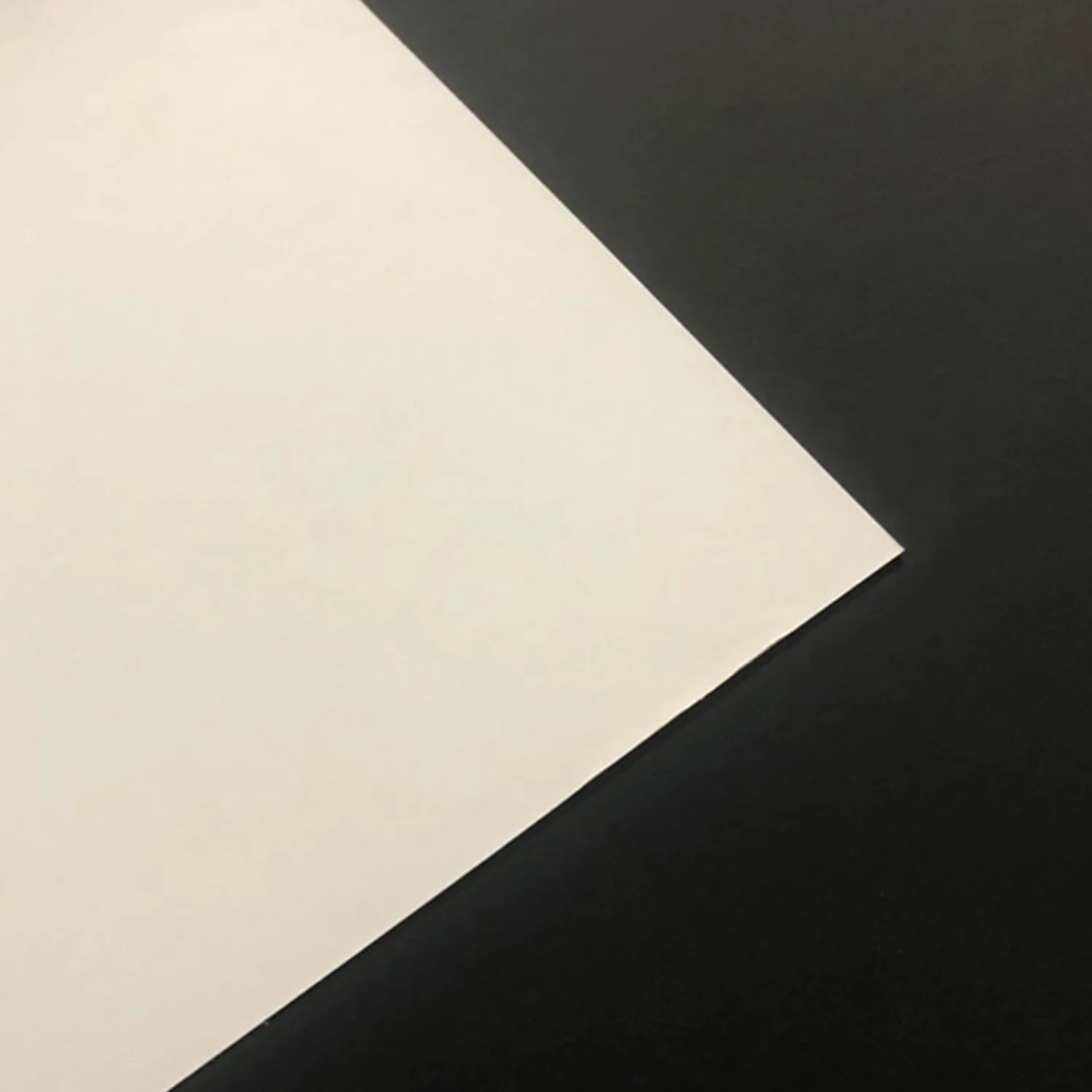 Cartón Contraplacado Blanco Couche Doble 110x77cm 650gr